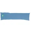 A long, light blue body pillow is laid out horizontally on a white background. A green and white tag is attached to the left end of the pillow. Produktbild-Vorschau