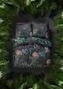 A duvet and pillow set with a floral and botanical print, framed by lush green foliage. Produktbild-Vorschau