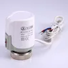 A close-up studio shot of a white and gray thermostatic radiator valve actuator with a silver threaded base and a white wire with red and blue conductors. Produktbild-Vorschau