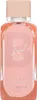 A close-up studio shot of a pink perfume bottle with a peach-colored cap. Anteprima dell’immagine prodotto