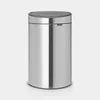 A studio shot of a silver trash can with a gray lid. Voir les images du produit