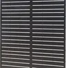 A close-up view of a black metal screen with horizontal white stripes. Voir les images du produit