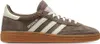 A studio shot of a single Adidas Handball Spezial sneaker. Voir les images du produit