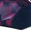 A close-up view of a duffel bag with a geometric pattern. Voir les images du produit