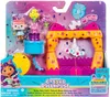 The image shows the packaging of a Gabby's Dollhouse toy set, featuring a balcony stage with accessories and figures. Náhled obrázku produktu