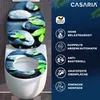 A toilet seat and lid with a decorative print of green leaves and stones, displayed on a toilet. To the right, there is a dark blue background with text and icons highlighting product features. Anteprima dell’immagine prodotto