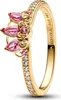 A close-up studio shot of a gold-plated ring with pink gemstones and clear cubic zirconia stones, set against a white background. Anteprima dell’immagine prodotto