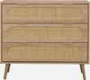 A front view of a three-drawer chest with a wood-like finish and rattan drawer fronts, set against a white background. Anteprima dell’immagine prodotto