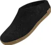 A single black slipper with a brown sole, shown from a diagonal angle against a white background. Produktbild-Vorschau