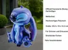 A blue Stitch garden figurine is shown sitting outdoors, with text describing its features. Produktbild-Vorschau