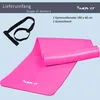 A pink yoga mat is shown rolled up and unrolled, with a black strap. Text indicates the scope of delivery and product details. Náhľad obrázku produktu