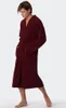 A man wearing a maroon bathrobe. Voir les images du produit