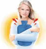 A woman is holding a blue hot water bottle against her chest, with red arrows indicating heat radiating outwards. Anteprima dell’immagine prodotto