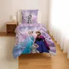 A Disney Frozen themed duvet cover and pillowcase set displayed on a bed in a bedroom. Produktbild-Vorschau