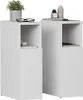 Two white bedside tables are shown side-by-side against a white background. The table on the left has a plant, glasses, and a small electronic device on it. The table on the right has two bottles and a book on it. Anteprima dell’immagine prodotto