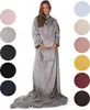 A woman wearing a grey blanket with sleeves, standing in front of a white background. Several circular swatches of different colored blankets are displayed to the left and right of the woman. Anteprima dell’immagine prodotto