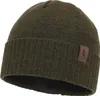 A close-up studio shot of a dark green knitted beanie with a brown leather patch logo on the side. Voir les images du produit