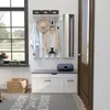 An entryway with a shoe bench, coat rack, and mirror. Voir les images du produit