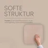 A hand touching a square cushion with a textured surface, with text describing its features. Anteprima dell’immagine prodotto
