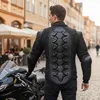 Rückansicht eines Herren in schwarzer Protektorenjacke neben einem Motorrad auf einer Straße vor Gebäuden. Produktbild-Vorschau