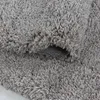 A close-up view of a shaggy carpet, showing its texture and the underside where it is folded. Anteprima dell’immagine prodotto