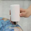 A hand is holding a white vacuum sealer device over a globe. Produktbild-Vorschau