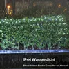 A string of white fairy lights is draped over a green hedge in the rain. The text 'IP44 Wasserdicht' and 'Bitte schützen Sie den Controller vor Wasser!' is overlaid on the bottom of the image. Podgląd zdjęcia produktu