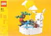 The image shows the packaging of a Lego set, featuring a diorama of a rabbit by a waterfall under a large yellow moon. Anteprima dell’immagine prodotto