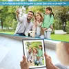 A family and their dog taking a selfie in a park, with a digital photo frame displaying the same image. Produktbild-Vorschau