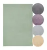Weicher Hochflor Teppich in Salbei mit Farbmustern in Anthrazit, Grau, Lavendel, Creme.
