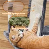 A cat is playing on a cat tree, with close-up insets highlighting the materials used. Produktbild-Vorschau