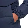 A close-up shot of a person's hand in the pocket of a navy blue jacket. Produktbild-Vorschau
