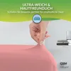 A hand is stretching a pink fabric, likely a bedsheet, to demonstrate its elasticity and softness. Text overlays highlight product features. Produktbild-Vorschau