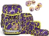 A set of school supplies including a backpack, a drawstring bag, a pencil case, and a small pouch, all with a purple and yellow giraffe-like pattern. There are also four circular decorative patches with images of characters on them. Anteprima dell’immagine prodotto