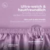 Close-up of a purple fitted sheet with text overlays highlighting its features. Produktbild-Vorschau