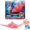 A Paw Patrol Aqua Pups toy set featuring Skye and a manta ray, displayed in its retail packaging and also shown outside of the packaging. Produktbild-Vorschau