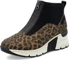 A single shoe with a leopard print pattern and a zipper. Anteprima dell’immagine prodotto