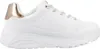 A side view of a white sneaker with rose gold accents. Voir les images du produit