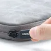 A close-up shot of a hand holding the zipper pull of a gray laptop bag. Anteprima dell’immagine prodotto