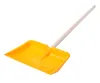 A yellow snow shovel with a wooden handle on a white background. Voir les images du produit