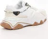 A side view of a white Guess sneaker with beige and brown accents. Náhled obrázku produktu