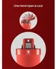 Close-up shots of a red shaker bottle's lid mechanism, demonstrating its one-hand open and lock feature. Voir les images du produit