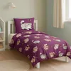 A child's bed with a duvet and pillow set featuring a cat pattern, in a bedroom setting. Produktbild-Vorschau