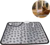 A dog lying on a heated mat, with a close-up of the mat in the foreground. Produktbild-Vorschau