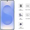 A smartphone screen with protective glass features listed around it. Voir les images du produit