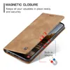 A brown leather phone case is shown open, revealing a phone screen with a landscape image. Text overlays describe the magnetic closure feature. Produktbild-Vorschau