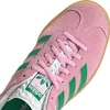 A close-up view of the toe area of a pink Adidas Gazelle sneaker with green stripes and pink laces. Produktbild-Vorschau