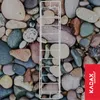 A white metal garden border is placed on a background of colorful pebbles. Voir les images du produit