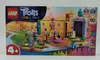 The image shows the LEGO Trolls World Tour Floßabenteuer in Einsamshausen V29 set packaging. The packaging displays the LEGO logo, the Trolls World Tour branding, and an illustration of the playset with characters. Náhled obrázku produktu