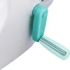 A close-up shot of a teal and silver crank handle attached to a white machine. Anteprima dell’immagine prodotto